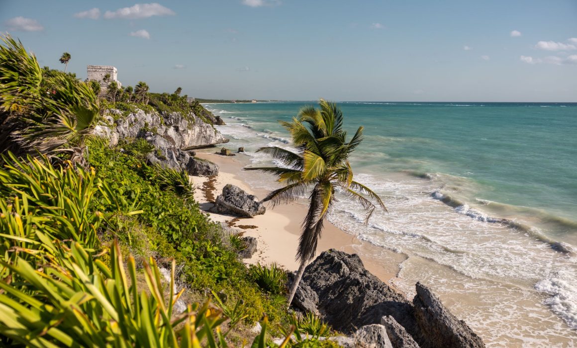 The overlook of the Tulum Ruins peering over to the sea.